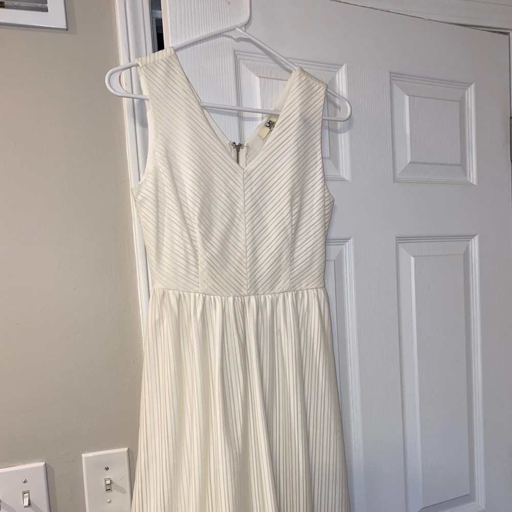 Women's beautiful Sleeveless Ya NWT creme, V-neck dress , size S